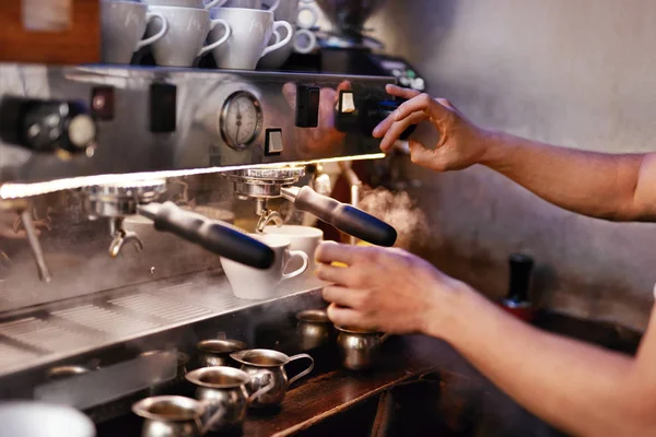 Zubereitung von Getränken in der Kaffeemaschine durch Barista im Café — Stockfoto