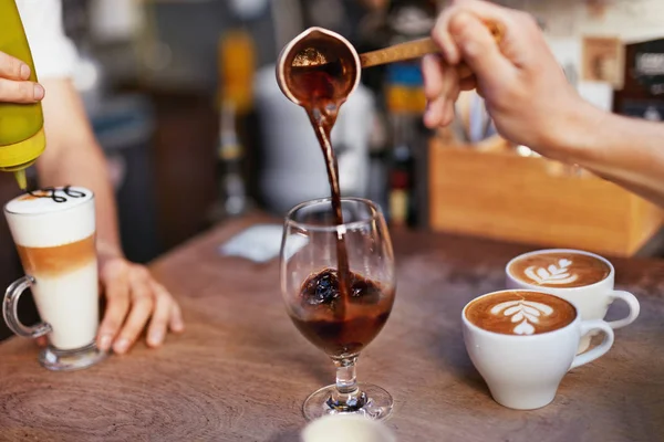 Preparación del café en la cafetería — Foto de Stock