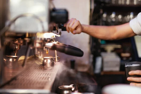 Preparación de la bebida en la máquina de café por Barista en el café —  Fotos de Stock