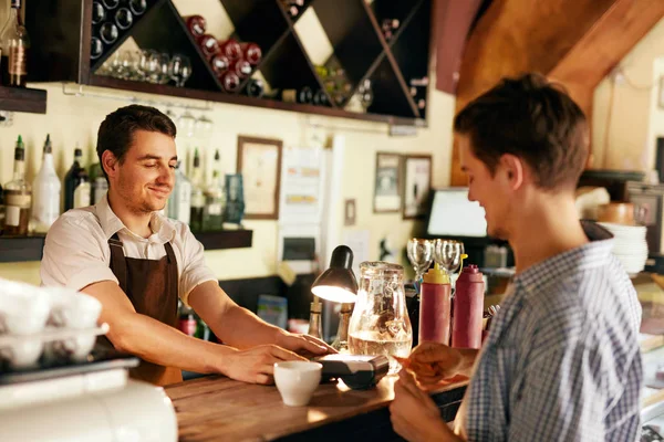 Kund betalar med kreditkort på café — Stockfoto