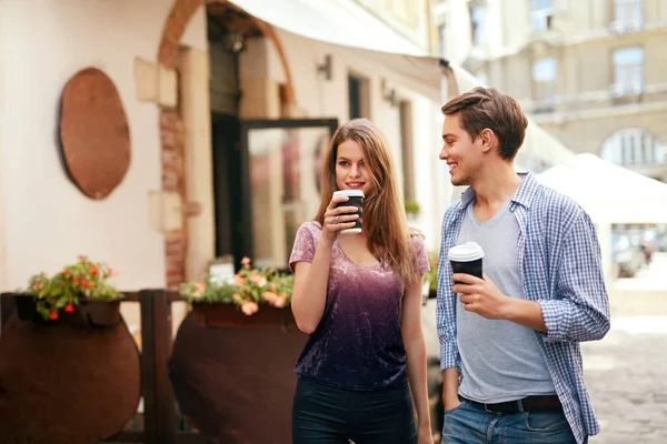 Paar trinkt Kaffee und geht auf Straße. — Stockfoto