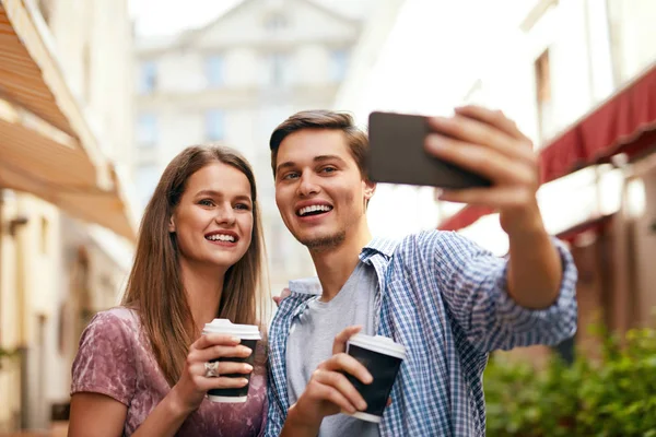 Vrienden maken foto op mobiele telefoon op straat — Stockfoto