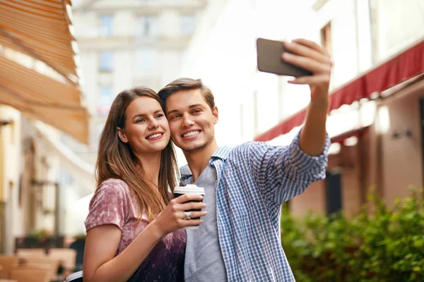 Amigos fazendo foto no celular na rua — Fotografia de Stock