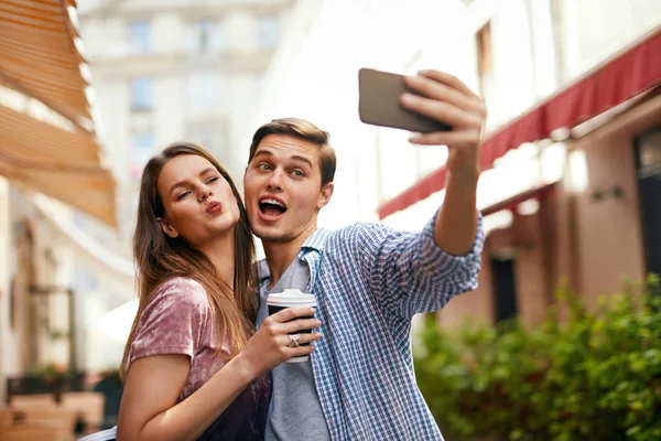 Amigos fazendo foto no celular na rua — Fotografia de Stock