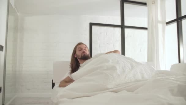 Word wakker. Man uit Bed uitstappen en gevoel moeilijk te ontwaken — Stockvideo