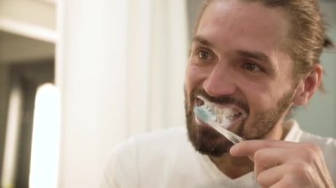 diş fırçalama ve banyo aynaya bakıyorsun adam