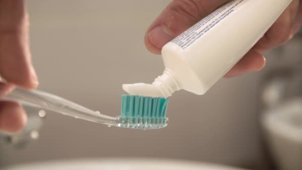 Гигиена зубов. Зубная щетка с зубной пастой крупным планом — стоковое видео
