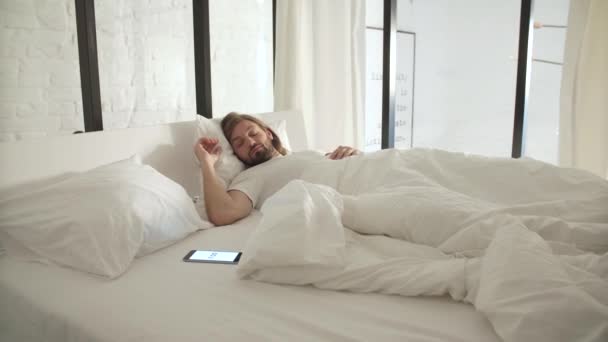Word wakker. Man slapen In Bed met telefoon Alarm — Stockvideo
