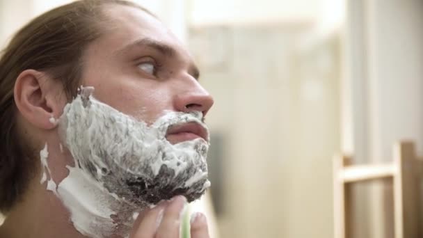 Higiene de hombres. Masculino aplicando espuma de afeitar en primer plano barba — Vídeos de Stock