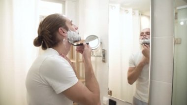 Adam tıraş sakal banyo traş makinesi ile