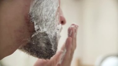 Erkekler hijyen. Erkek traş köpüğü sakal portre üzerinde uygulama