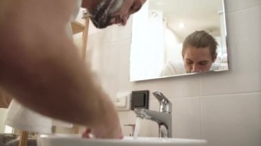 Erkekler hijyen. Tıraştan sonra yüz su ile yıkama erkek