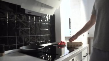 Mutfak. Adam yemek kahvaltı için tava üzerinde yağ boşaltma