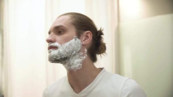 Uomo barba da barba rasata con rasoio in bagno — Video Stock