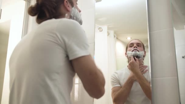 Hombre afeitado barba con afeitar en el baño — Vídeos de Stock