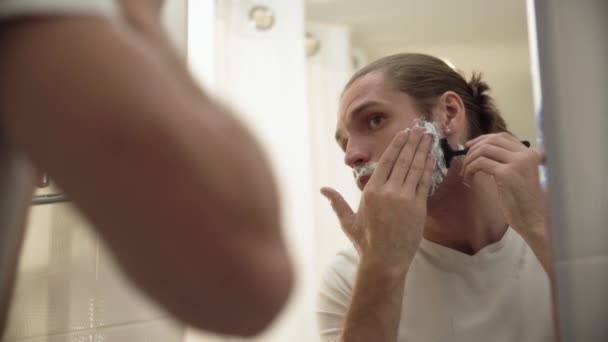 Hombre afeitado barba con afeitar en el baño — Vídeos de Stock