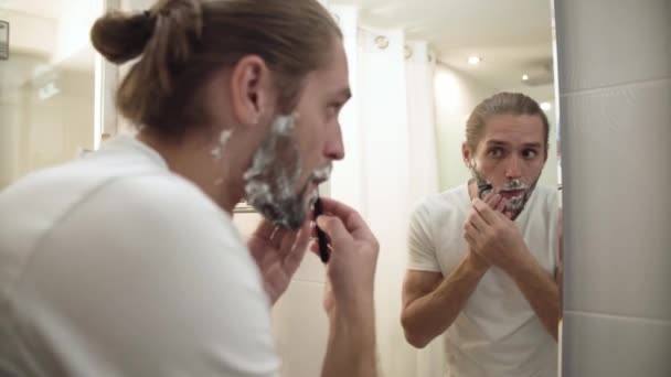 Man scheren baard met scheermes In badkamer — Stockvideo