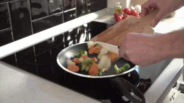 Gemüse in der Pfanne in der heimischen Küche in Großaufnahme kochen — Stockvideo