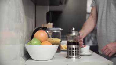 Kahve Kupası'nda Modern mutfak içine dökülen adam