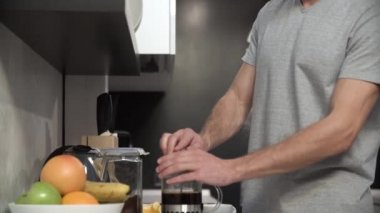 Kahve Kupası'nda Modern mutfak içine dökülen adam