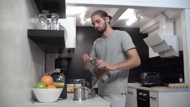 Muž vaření ranní kávy k snídani v domácí kuchyni — Stock video