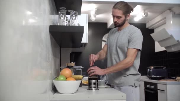 Homem derramando café na xícara na cozinha moderna — Vídeo de Stock