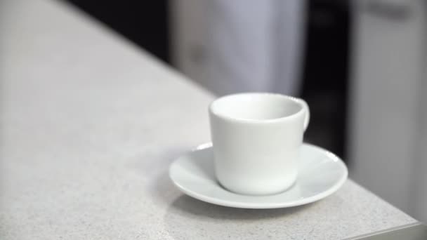 Наливание кофе в кубок, утренний напиток крупным планом — стоковое видео