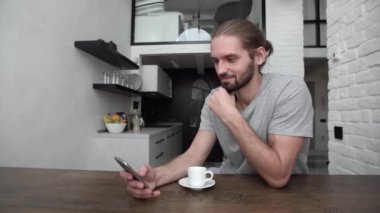 Adam cep telefonu ev mutfak kahve içme ile