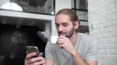 Adam cep telefonu ev mutfak kahve içme ile