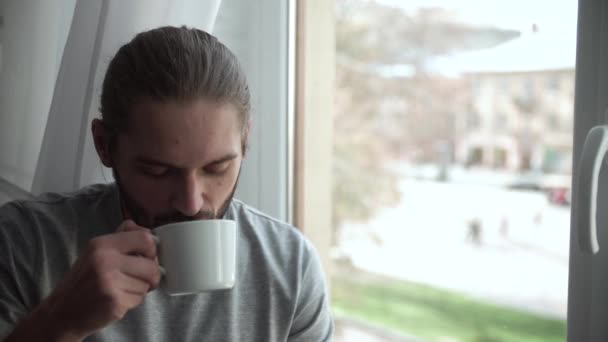 Hombre bebiendo café y disfrutando de la vista desde la ventana — Vídeos de Stock