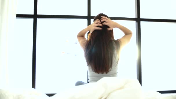 'S ochtends wakker. Vrouw zittend op Bed en rekken — Stockvideo