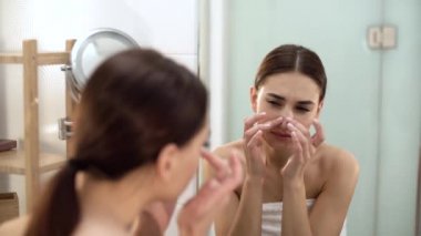 Sorun cilt. Kadın yüz ve aynaya bakmak kırma