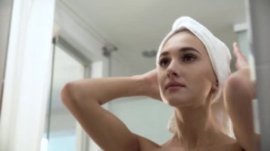Sonra duş banyo aynaya bakarak güzel kadın
