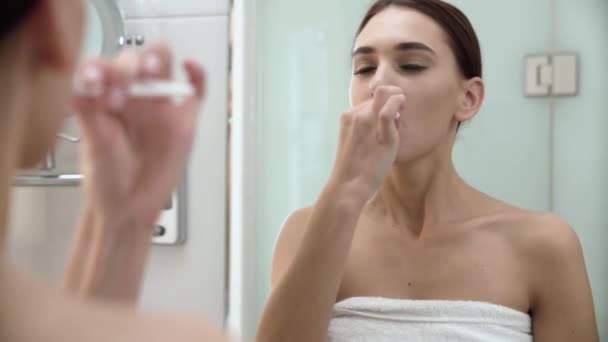 Здоровье зубов. Женщина чистит зубы в ванной комнате — стоковое видео