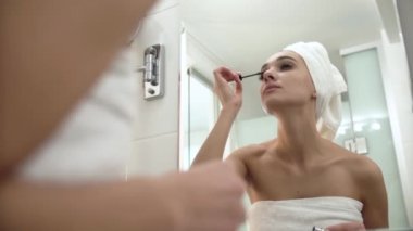 Makyaj, banyo. Kadın maskara kirpik üzerinde uygulama