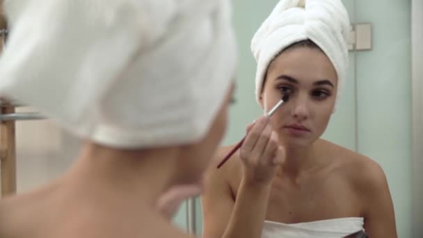 Makeup. Kvinna ansöker ögonskuggor och tittar på spegel — Stockvideo