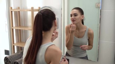 Makyaj. Likit ruj banyo dudağı uygulayarak kadın