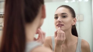 Makyaj. Likit ruj banyo dudağı uygulayarak kadın