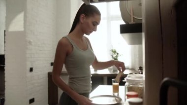 Tereyağlı tost yemek kahvaltı için Modern Mutfak kadın