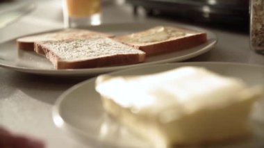 Tereyağlı tost. El tereyağı ekmek portre üzerinde