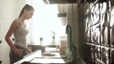 Evde kahvaltı. Tost reçelli mutfak pişirme kadın