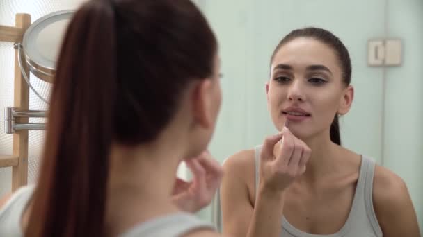 Läpp penna kontur. Ung kvinna göra läpp Makeup. — Stockvideo