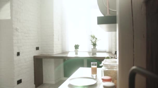 Mujer cocinando tostadas para el desayuno en la cocina moderna — Vídeos de Stock