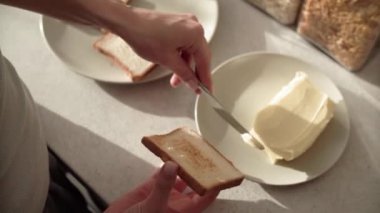 Tereyağlı tost. El tereyağı ekmek portre üzerinde