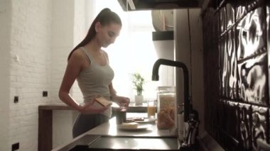 Evde kahvaltı. Tost reçelli mutfak pişirme kadın