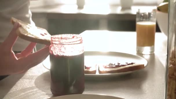 Приготування тостів з джемом на сніданку на кухні крупним планом — стокове відео