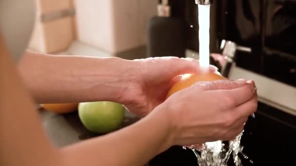 Wassen van fruit met schoon Water In keuken Closeup — Stockvideo