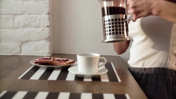 朝食。朝のコーヒーを飲む女性 — ストック動画