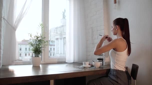 Foto de comida. Mujer Fotografiando Desayuno En Teléfono Móvil — Vídeos de Stock