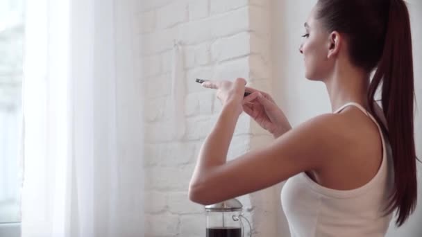 Foto de comida. Mujer Fotografiando Desayuno En Teléfono Móvil — Vídeos de Stock